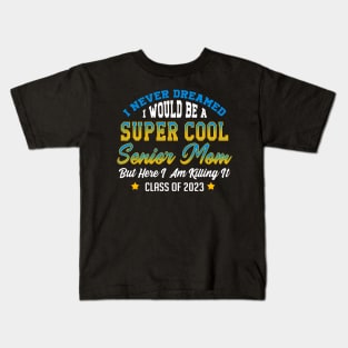 Senior 2023 Mom. Class of 2023 Graduate. Kids T-Shirt